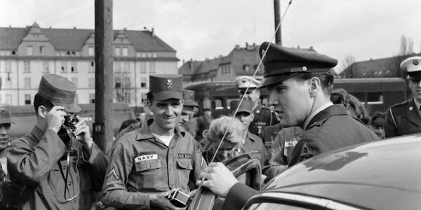 Vintage Fotografien von Elvis Presley im Jahr 1960, als er die Armee verließ und in die Staaten zurückkehrte