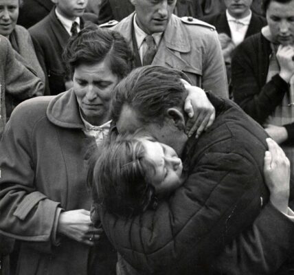 Ein deutsches Kind trifft seinen Vater, einen Soldaten aus dem Zweiten Weltkrieg, zum ersten Mal seit seinem ersten Lebensjahr im Jahr 1956