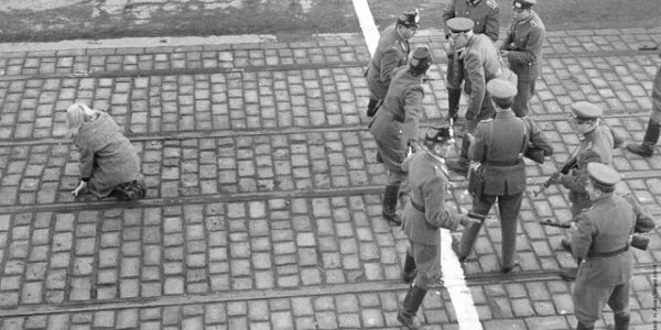 22 Vintage-Fotografien fangen das alltägliche Leben rund um die Berliner Mauer in den 1950er und frühen 1960er Jahren ein