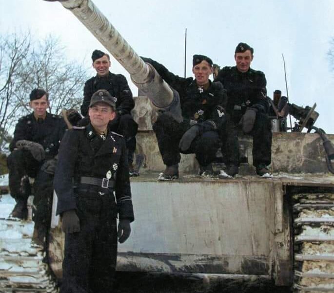 Die Pattsituation am Checkpoint Charlie: Sowjetische Panzer stehen amerikanischen Panzern gegenüber, 1961