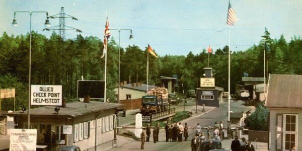 50 faszinierende Farbfotos, die Straßenszenen in Deutschland im Jahr 1963 einfangen