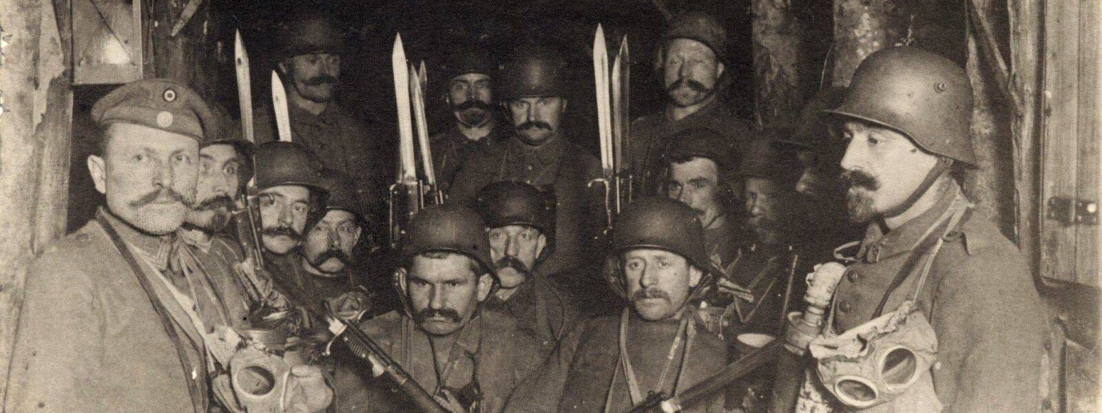 Deutsche Soldaten warten in einem Unterstand auf die Aufhebung eines feindlichen Artilleriefeuers, 1917