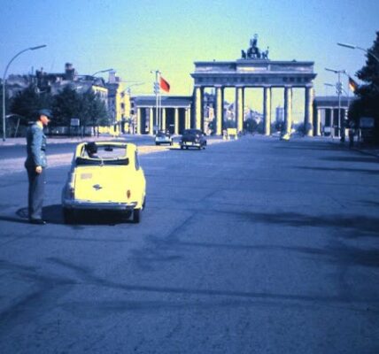 40 erstaunliche Farbfotos fangen Straßenszenen von Berlin in den späten 1950er Jahren ein