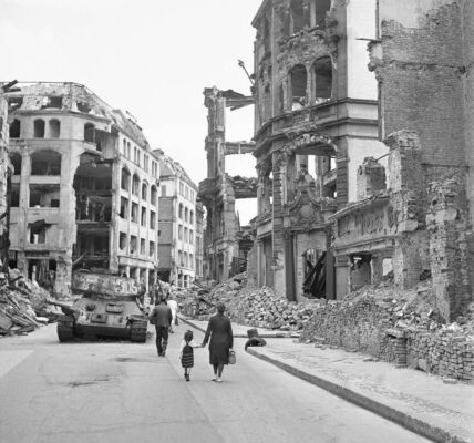 22 Vintage-Fotografien fangen das alltägliche Leben rund um die Berliner Mauer in den 1950er und frühen 1960er Jahren ein